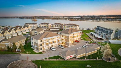 /international/us/930-w-savidge-street-spring-lake-mi-110105039593/