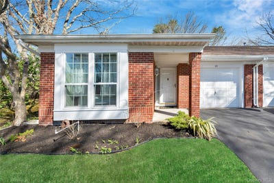 /international/us/82-glen-drive-ridge-ny-110107343167/