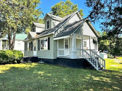 /international/us/517-e-virginia-avenue-crewe-va-110102192758/