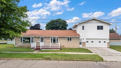 /international/us/1020-s-18th-street-escanaba-mi-110105631406/