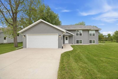 /international/us/390-meadow-lane-columbus-wi-110108382273/
