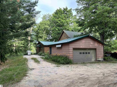 /international/us/1693-lake-louise-road-interlochen-mi-110100840204/