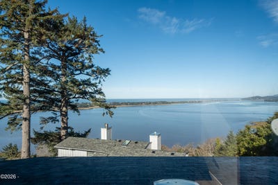 /international/us/25-bluffs-court-lincoln-city-or-110105723449/