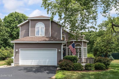 /international/us/1-maple-drive-greenfield-ny-110100806511/