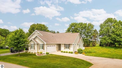 /international/us/172-wildwood-meadows-drive-traverse-city-mi-110100453884/