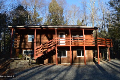 /international/us/859-moberg-rd-becket-ma-110104504429/