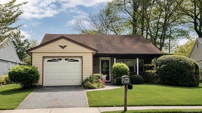 /international/us/257-edinburgh-drive-ridge-ny-110107957944/