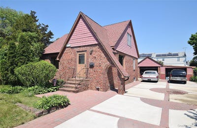 /international/us/25-kensington-court-copiague-ny-110108224662/