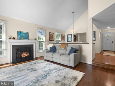 /international/us/15058-holleyside-drive-dumfries-va-110110124434/