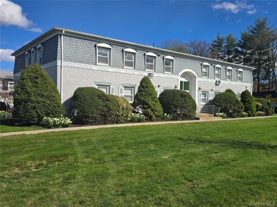 /international/us/14-normandy-village-nanuet-ny-110107205379/