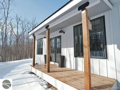 /international/us/4037-s-pleasantview-road-harbor-springs-mi-110108172556/