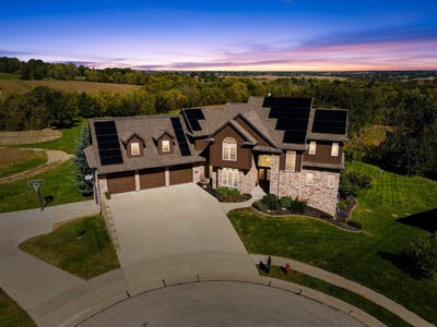 /international/us/2356-long-grove-court-dubuque-ia-110120411521/