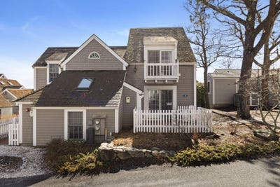 /international/us/4-hyannis-point-road-mashpee-ma-110107228308/