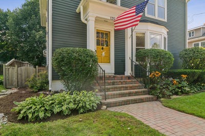 /international/us/135-w-russell-street-barrington-il-110120410566/