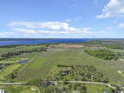 /international/us/7710-us-31-n-williamsburg-mi-110107655410/