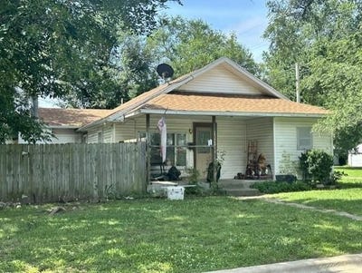 /international/us/1329-w-allison-street-nevada-mo-110108985260/