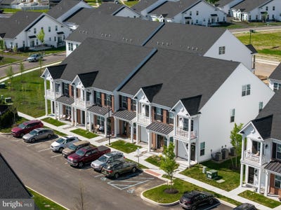 /international/us/24-ivy-lane-levittown-pa-110108337915/