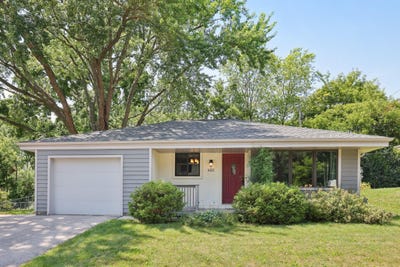 /international/us/622-greenmeadow-dr-waukesha-wi-110101267816/
