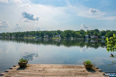 /international/us/77-e-lake-drive-wayne-nj-110109217364/
