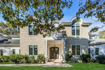 /international/us/10-bay-woods-drive-hampton-bays-ny-110104633560/