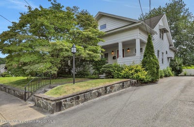/international/us/3-finger-street-saugerties-ny-110101135958/