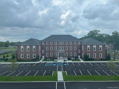 /international/us/300-carleton-avenue-central-islip-ny-110103968015/