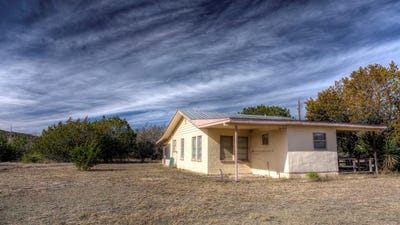 /international/us/22-squirrel-bend-reagan-wells-tx-110105784946/