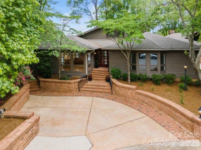 /international/us/449-windward-drive-davidson-nc-110108441387/
