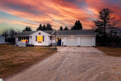 /international/us/6740-s-eberhart-avenue-clare-mi-110106917724/