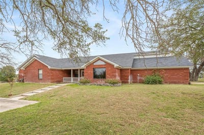 /international/us/375-county-road-401-comanche-tx-110101124910/