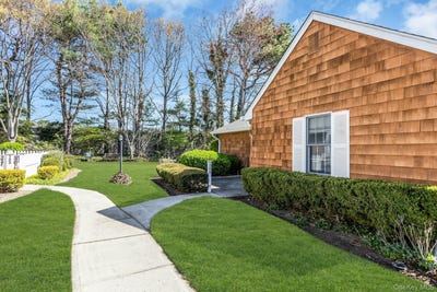 /international/us/168-revere-drive-sayville-ny-110107539906/