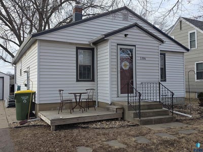 /international/us/106-8th-ave-sw-pipestone-mn-110106039561/