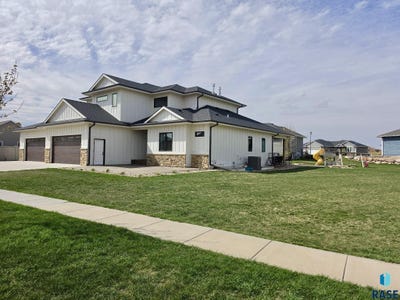 /international/us/2816-e-sunflower-cir-brandon-sd-110107514840/