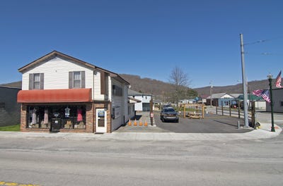 /international/us/439-main-st-rainelle-wv-110107244464/