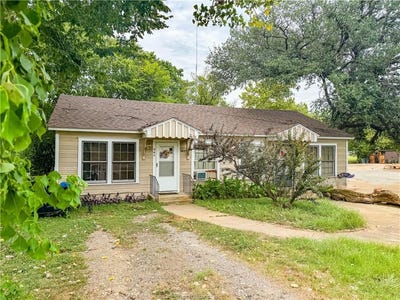 /international/us/202-north-moore-street-caldwell-tx-110101192227/