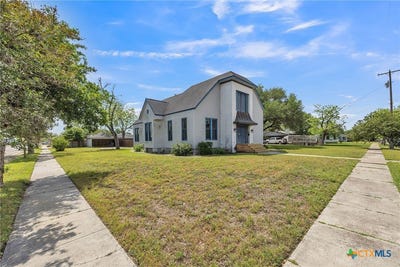 /international/us/811-terrell-street-cuero-tx-110099095416/