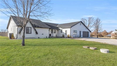 /international/us/4858-old-59-highway-baldwin-city-ks-110098860213/