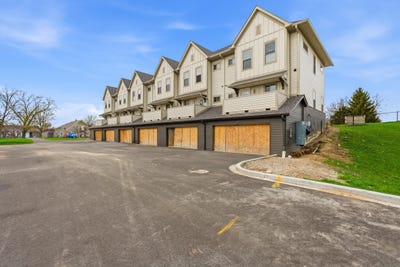 /international/us/2125-e-howard-ave-saint-francis-wi-110107575871/