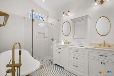 /international/us/1019-w-4th-street-taylor-tx-110105396041/