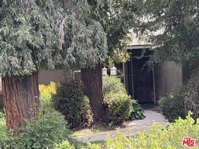/international/us/8450-melvin-ave-northridge-ca-110106258066/