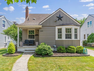 /international/us/2391-cambridge-road-berkley-mi-110100322393/