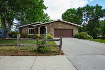 /international/us/323-old-pioneer-road-fond-du-lac-wi-110109057371/