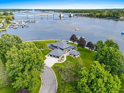 /international/us/55-utopia-circle-sturgeon-bay-wi-110101397791/?lang=en