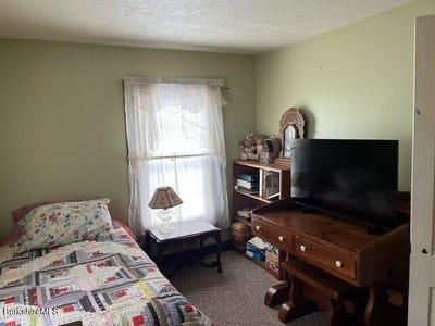 /international/us/27-maple-ave-chester-ma-110120551307/