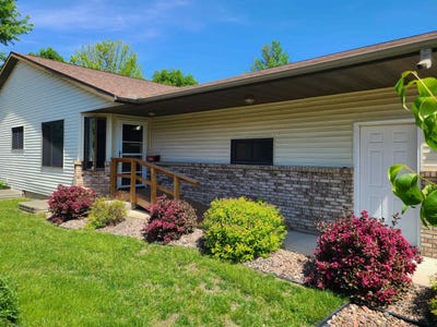 /international/us/3158-s-33rd-street-la-crosse-wi-110108440642/