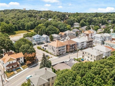 /international/us/144-railroad-street-lincoln-ri-110102896448/