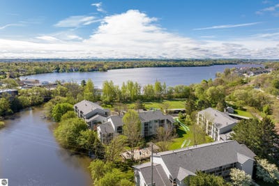 /international/us/621-riverine-drive-205-traverse-city-mi-110108252743/