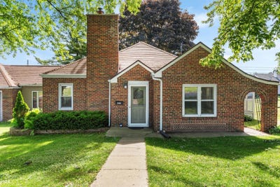 /international/us/1029-n-bequette-street-dodgeville-wi-110108821151/