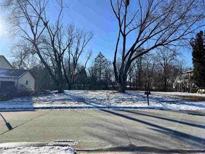 /international/us/1445-valley-view-dr-coralville-ia-110104903375/