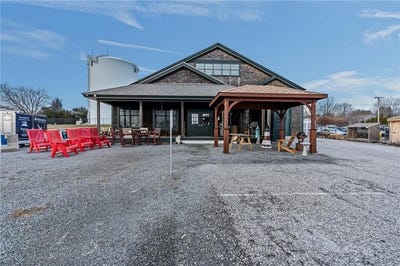 /international/us/1960-e-main-road-portsmouth-ri-110104949054/